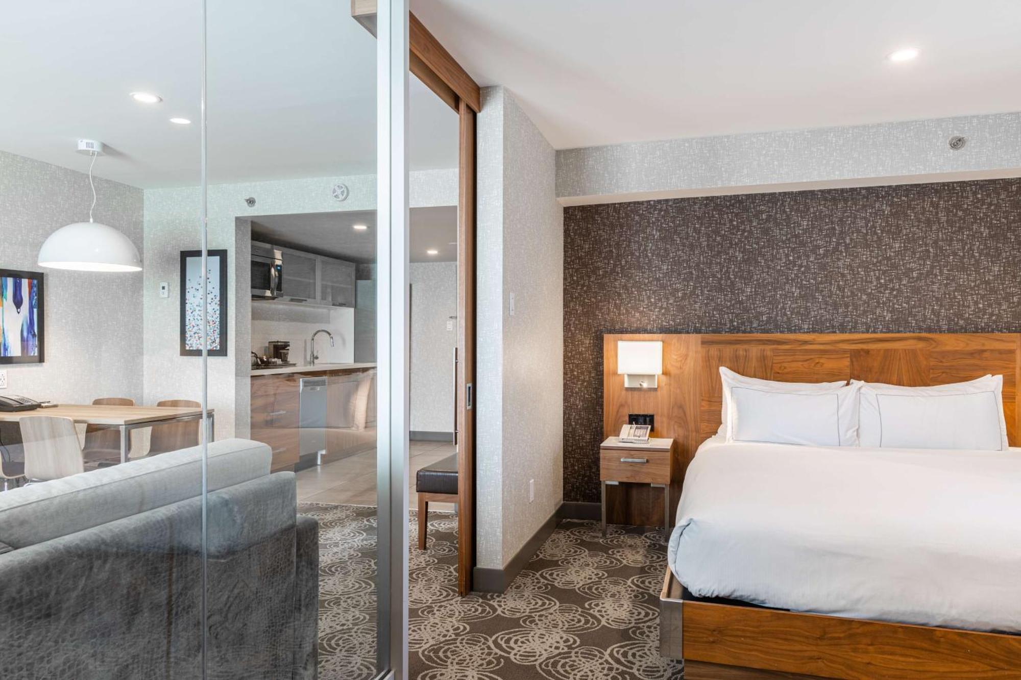 Hilton Montreal/Laval Hotel Exterior photo