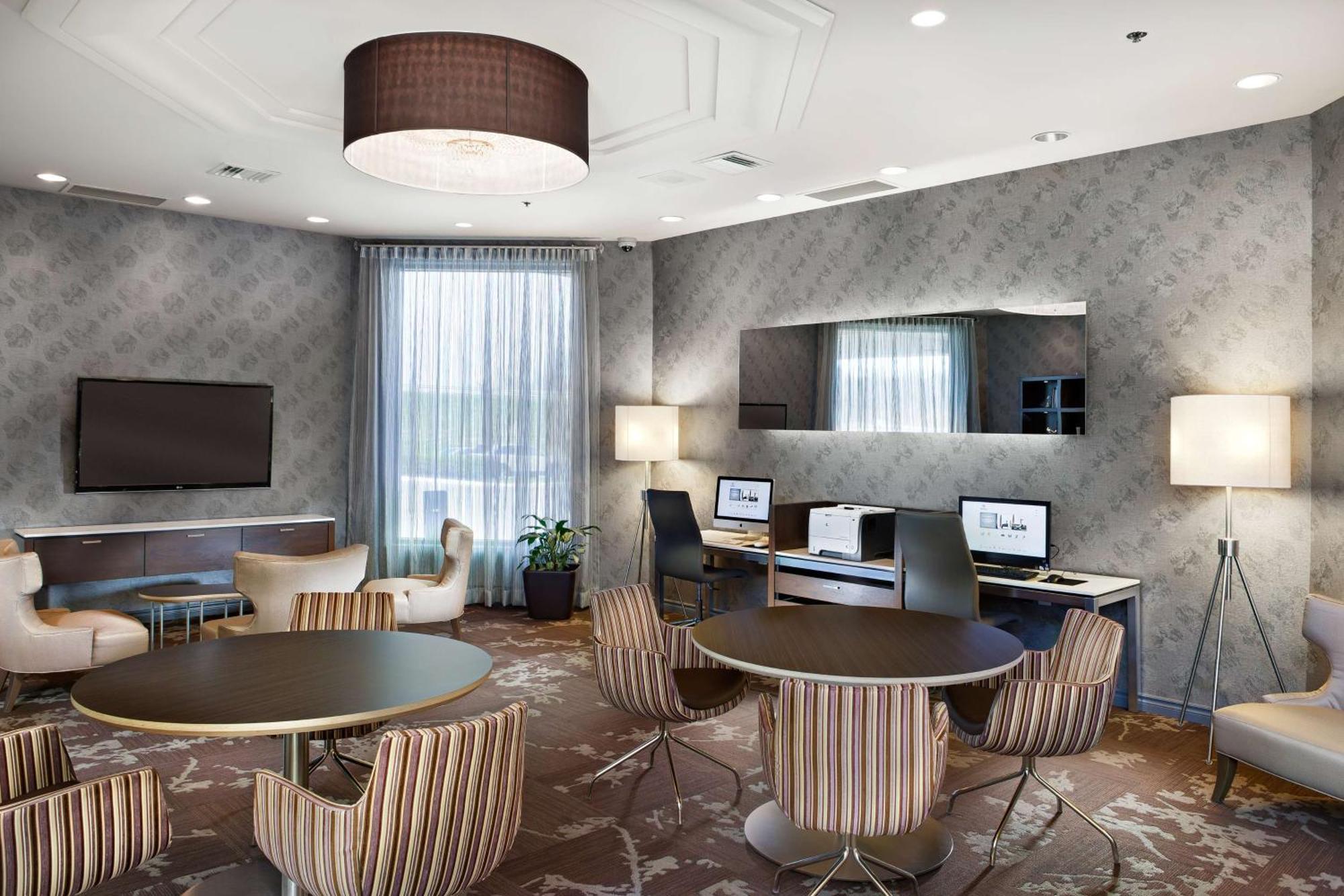 Hilton Montreal/Laval Hotel Exterior photo